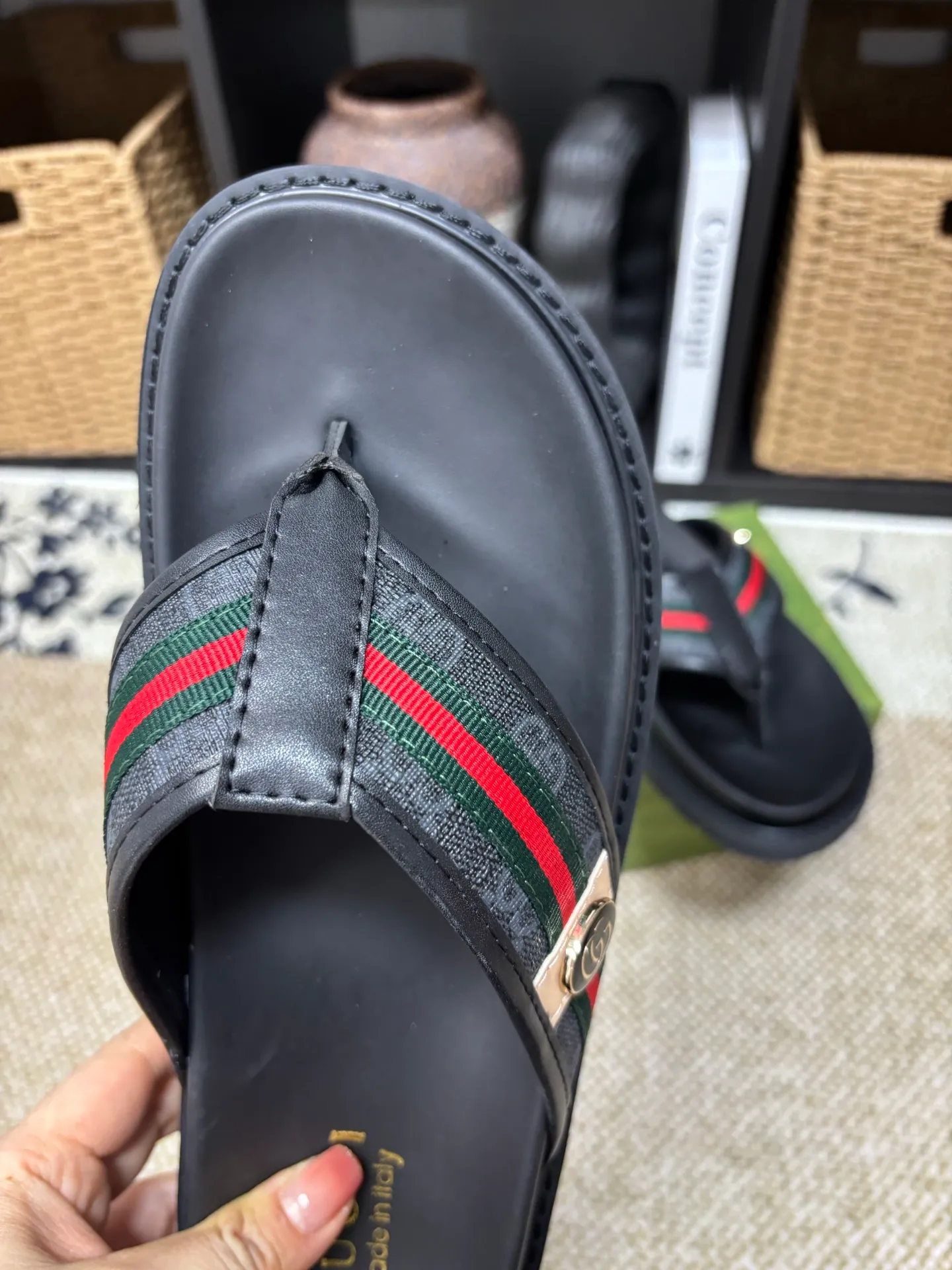 Factory 💰 300 yuan Gucci slippers] high-end men's shoes brand official website 1:1 latest masterpiece: original mold customization, the fabric is made of imported original materials, upgraded outsole, lighter and non-slip. The market's top quality, simple yet tasteful, a must-have for fashionistas, fashionable at your feet, full of confidence, the same style at the counter 👍The season of summer slippers is here. Code: 38-45 (45 customized)